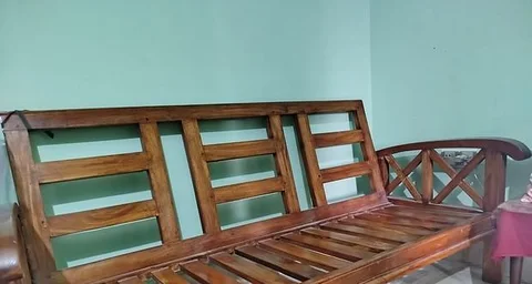 ৩ সিটের একটি সোফা