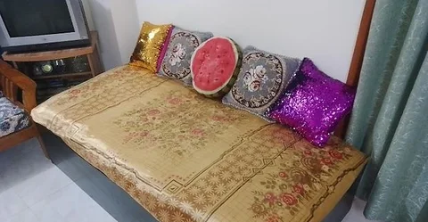 গর্জন কাঠের ডিভান