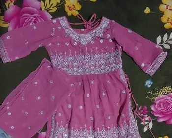 মেয়েদের পোশাক বিক্রয়
