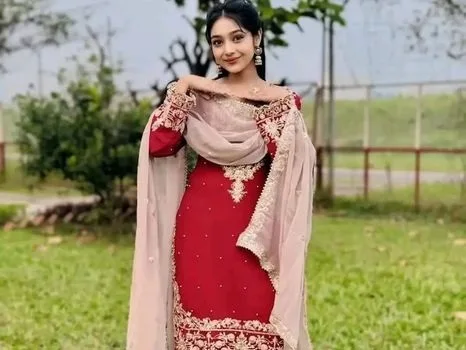 ভাইরাল রেড গাড়াল থ্রি পিস