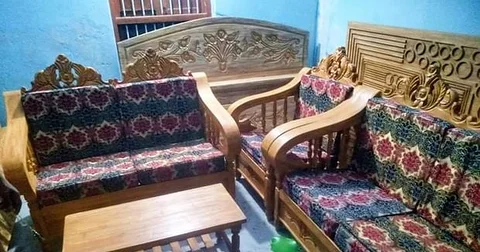 টেবিল সহ সোফা