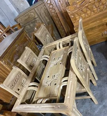 ডাইনিং টেবিল