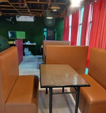রেস্টুরেন্টের সোফা ও টেবিল