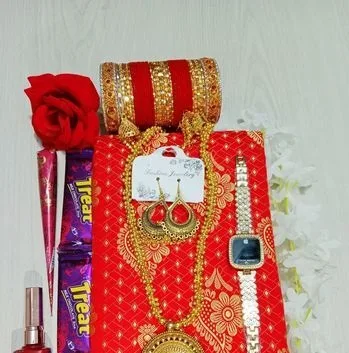 আকর্ষণীয় শাড়ী