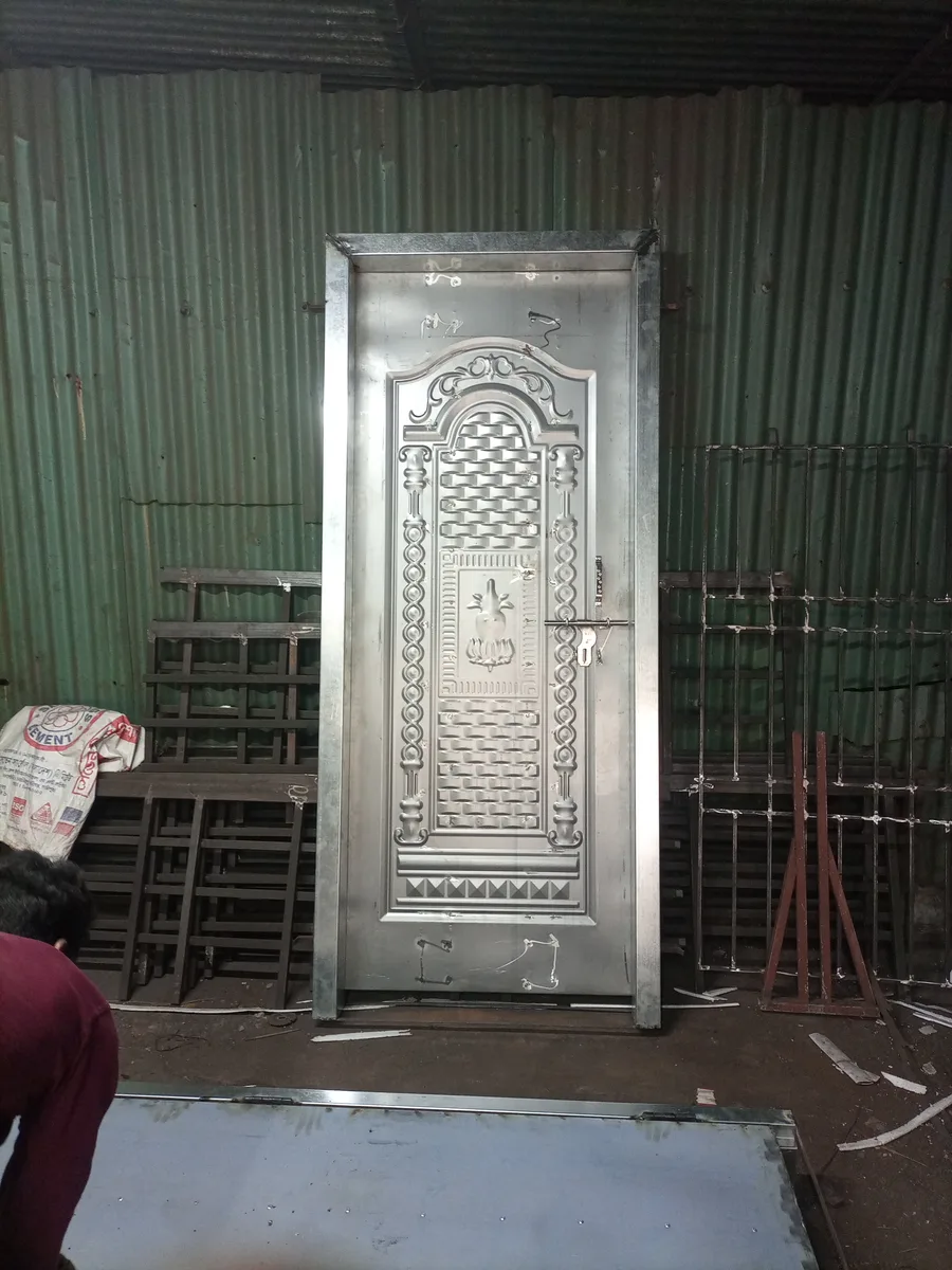 বক্সের দরজা