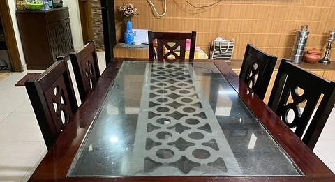 ডাইনিং টেবিল এবং চেয়ার