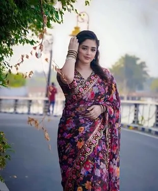 ইস্পাইন সিল্ক শাড়ী