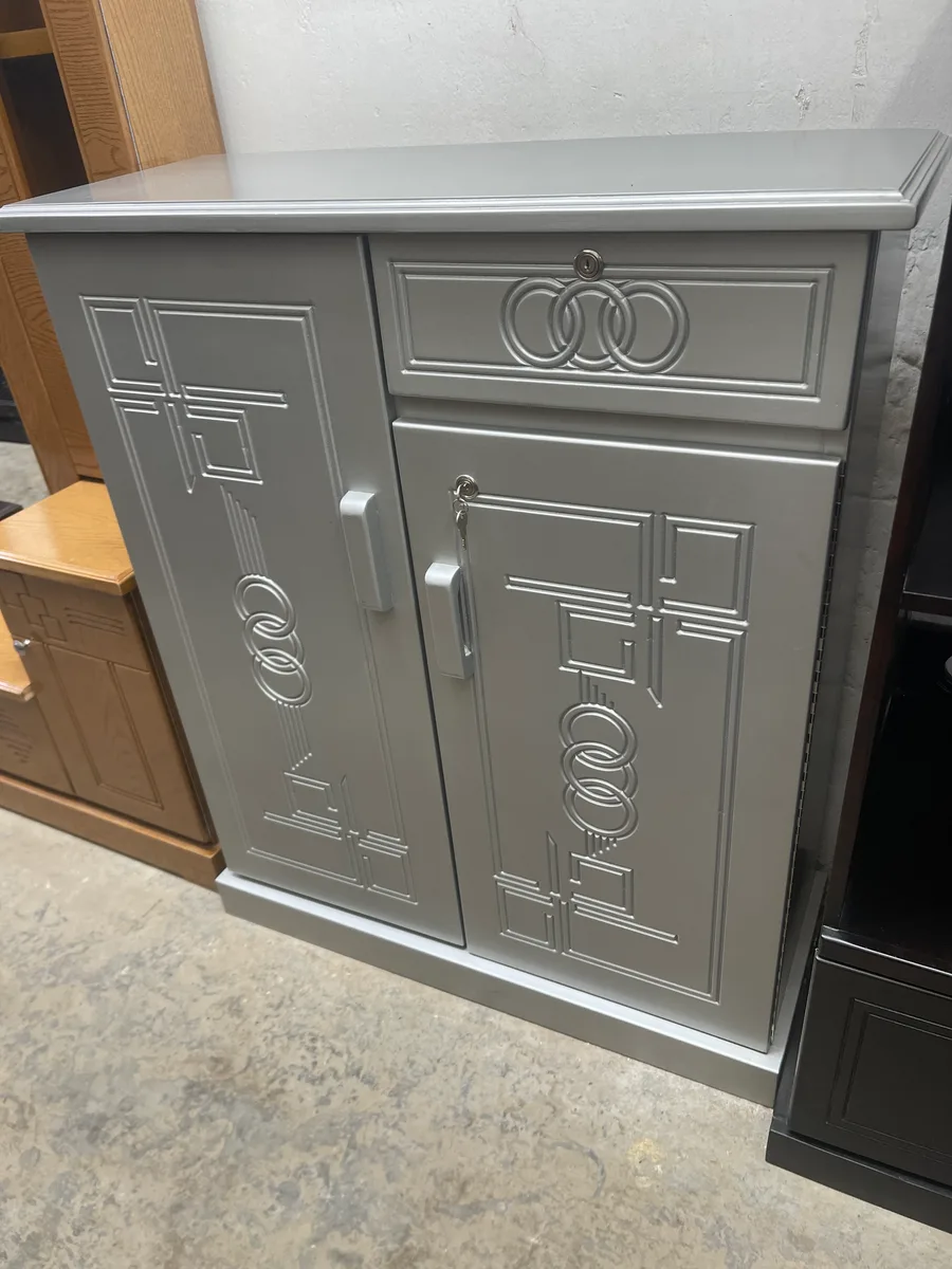 Shue cabinet