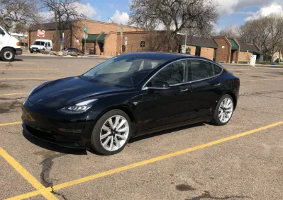 Tesla Model গাড়ি বিক্রয় করা হবে।