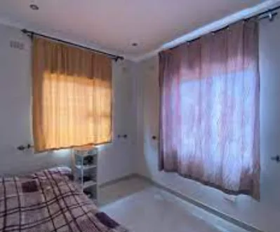 এস্টোরিয়া একজন অধূমপায়ী রুমমেট আবশ্যক