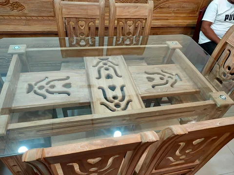 ৬ চেয়ারের চিটাগাং সেগুন কাঠের ডাইনিং টেবিল।