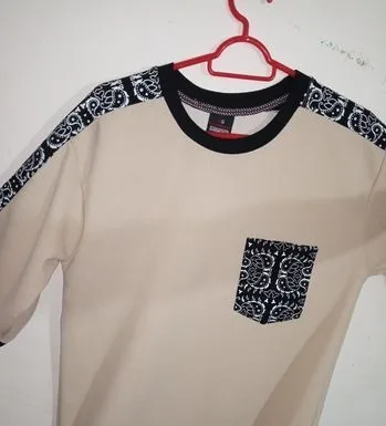 T-shirt .