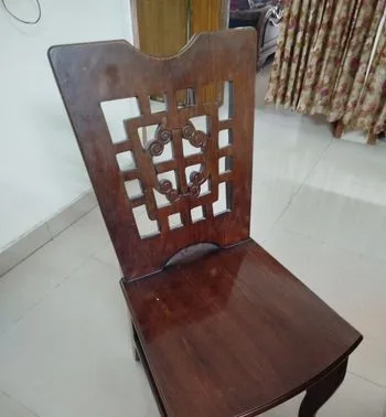 ডাইনিং চেয়ার