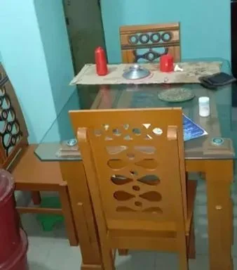 চার চেয়ার ডাইনিং টেবিল