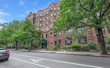 Jackson Heights Room Mate Needed