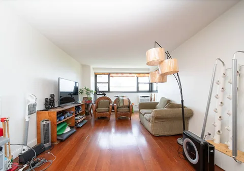 Manhattan Room For rent