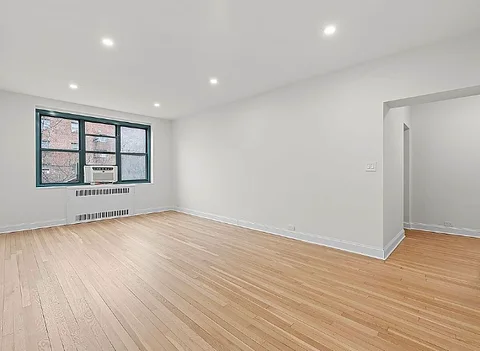 Jackson heights Room For rent
