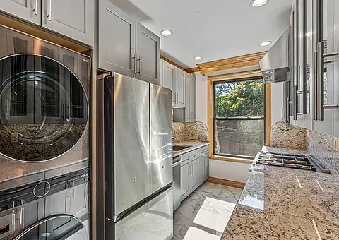 Jackson Heights Roommate Needed