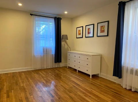 Jackson Heights Roommate Needed