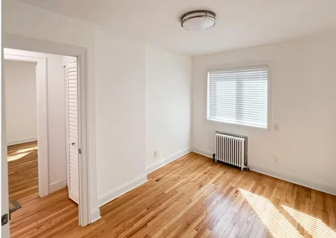 Jackson Heights Roommate Needed