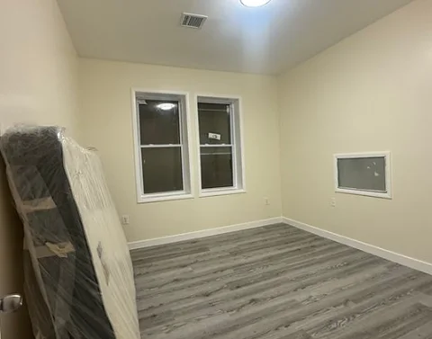 Jamaica 2nd floor for rent