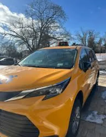 Toyota Sienna Yellow Driver Nedeed