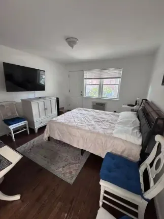 Elmhurst roommates needed
