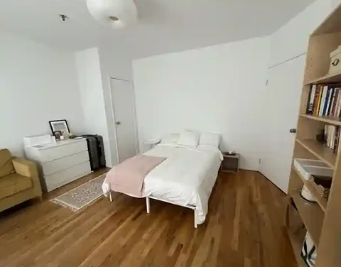 Room for rent is Woodside
