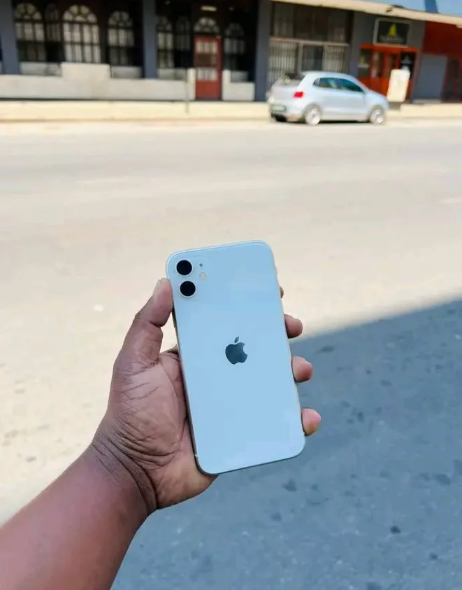 iPhone 11 R2500