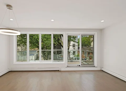 Room for rent in Astoria
