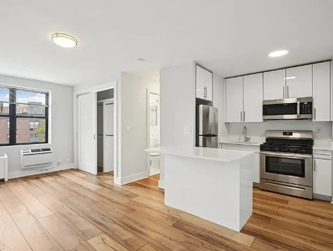 Room for rent in Sutphin Blvd