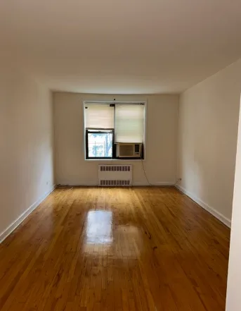 Roommate Needed in Jackson Heights