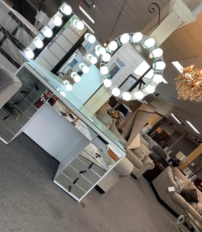 Mirrored vanity set or dressing table