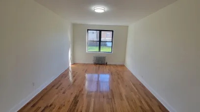 Room for rent in East Elmhurst
