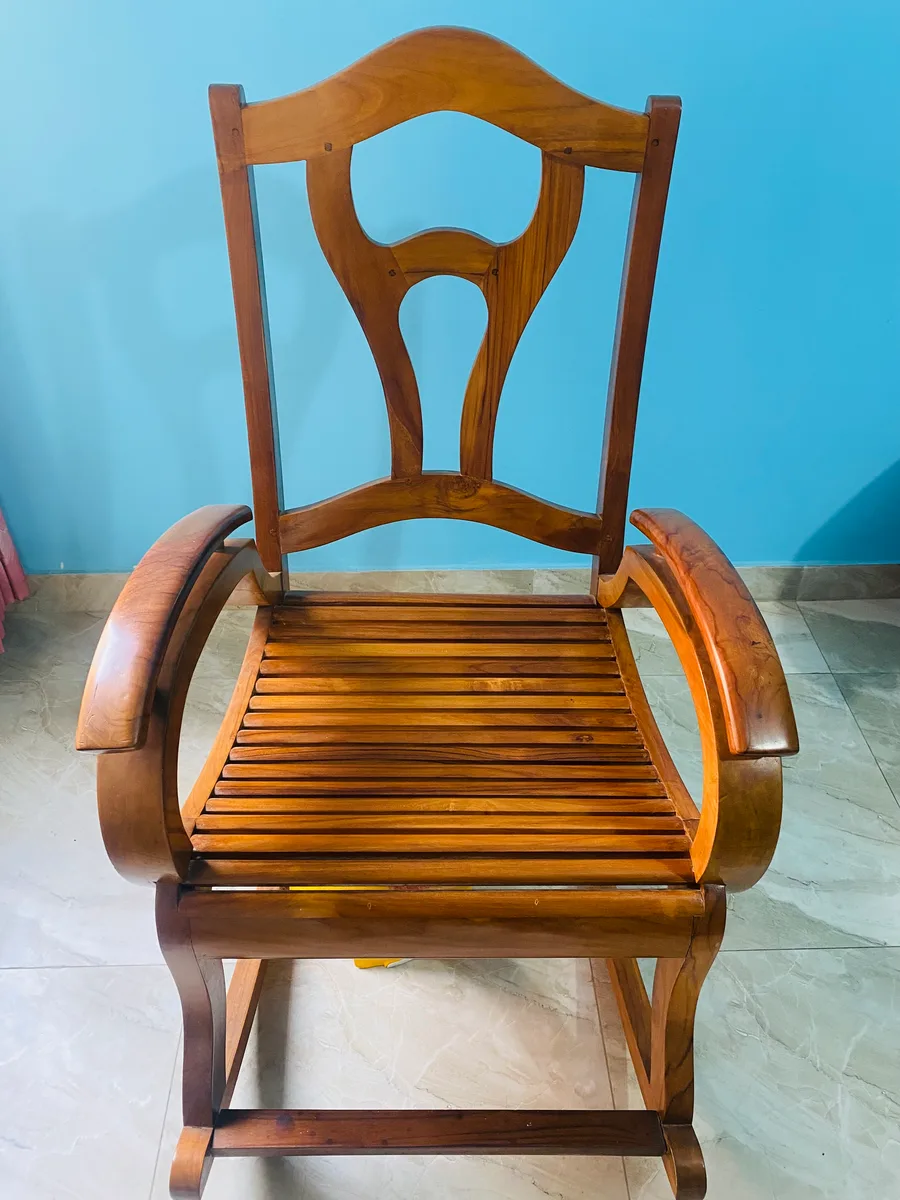 একটি রাজকীয় চেয়ার বিক্রয় হইবে