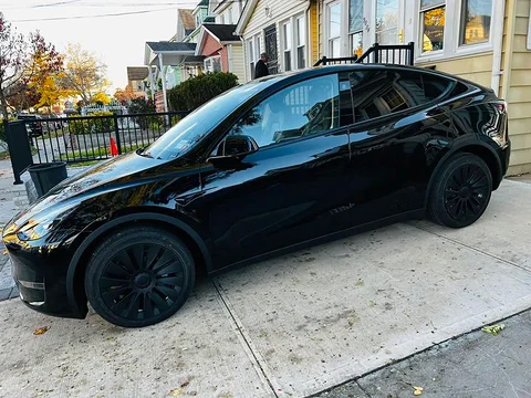Brand new Tesla Model Y long range 2023 7 seater Black tlc available for rent