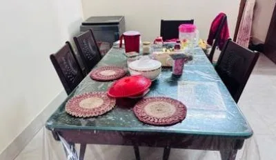 ডাইনিং টেবিল