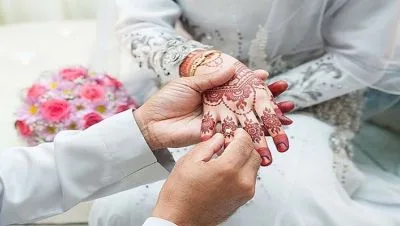 পাত্র আবশ্যক
