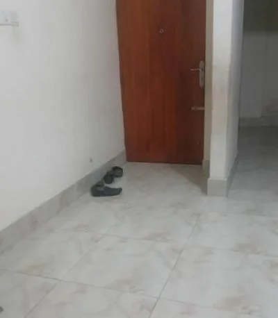 রুম ভাড়া দেওয়া হবে টাইলস করা মনোরম পরিবেশে