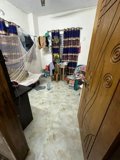 ব্যাচেলর ছাত্র অথবা চাকুরীজীবী