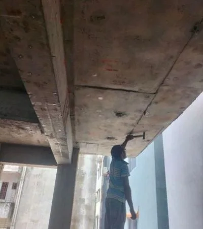 দক্ষ লোক দ্বারা বিল্ডিং চিপিং কাজ করা হয়