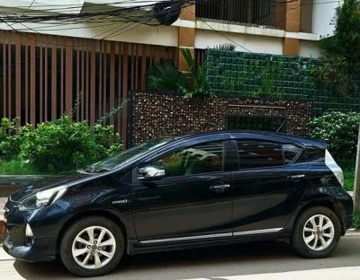 Toyota aqua hybrid 2013 car for sale