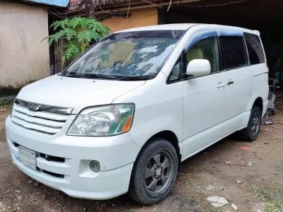 Toyota x noah 2004 car for sale