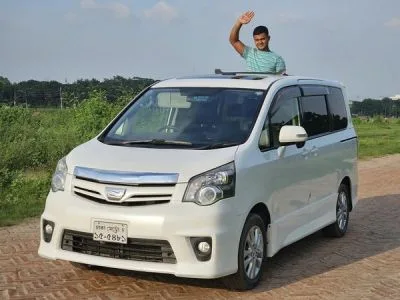 Toyota Noah-Si (Sunroof) 2011 Car