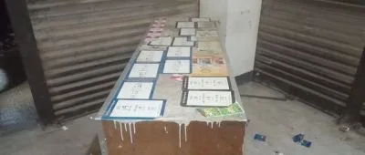 কাচ এবং ply wood কাঠের তৈরি একটি দোকানের ডিসপ্লে কাউন্টার
