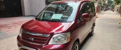 Toyota Noah 2005