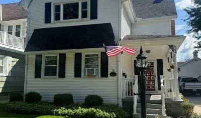 2 beds  1 baths 2,283 sqft house for rent
