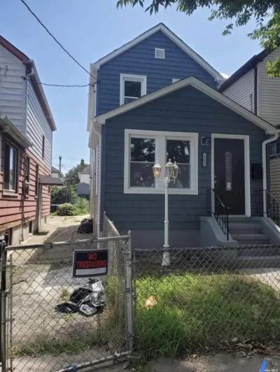 Single Family House For Sale in Jamaica