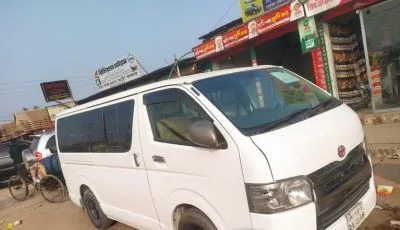 Toyota Hiace . 2011