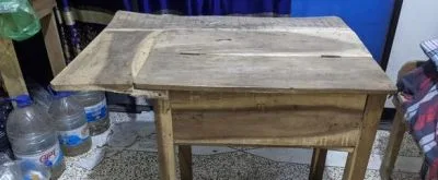 একটি সিঙ্গেল খাট এবং টেবিল এভেইলেবল